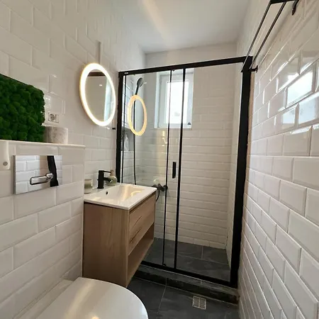 Lazy's Haven - Chic Escape In Apartment Bukarest