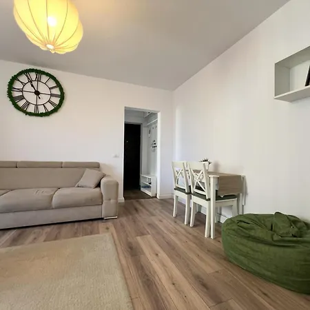 Апартаменти Lazy's Haven - Chic Escape In