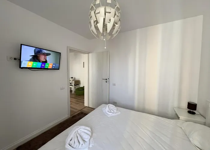 Апартаменти Lazy's Haven - Chic Escape In *